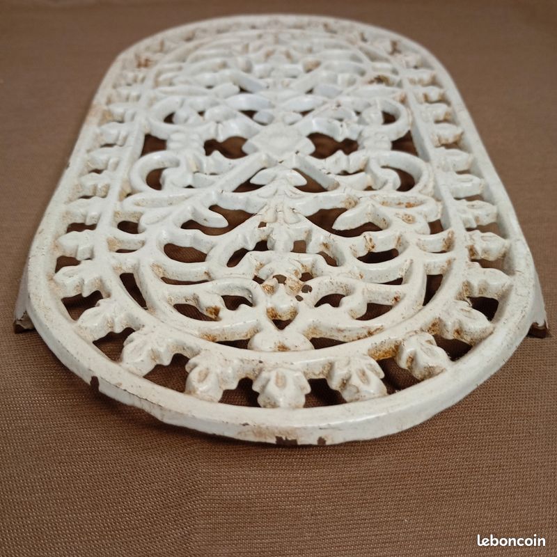 Dessous de plat ancien en fonte émaillée bleue, France, roulettes, grande table - France