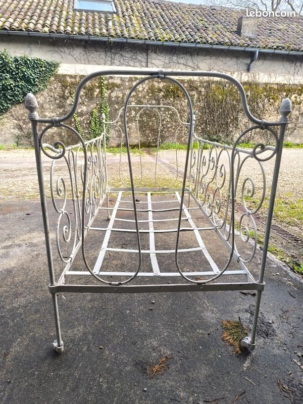 Lit bébé ancien en fer forgé – convertible en banquette – Vintage authentique ancien
🍼 Lit bébé ancien en fer forgé – convertible en banquette – Vintage authentique (image 11)
