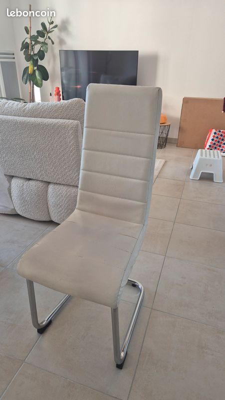 À vendre : Lot de 2 chaises de cuisine – blanches et noires (image 1)