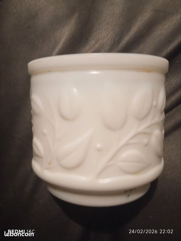 Vase en verre opaline blanc – Décor floral raffiné (image 1)