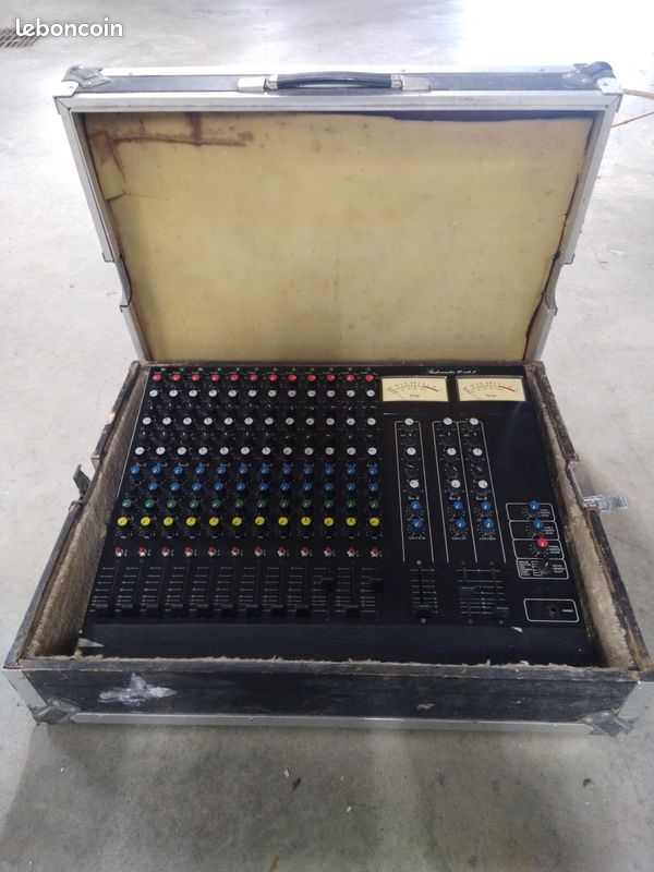 Table de mixage studiomaster 1974 (image 1)