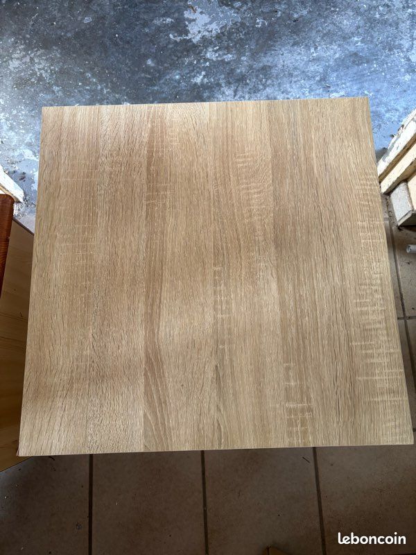 Petit table carrée effet bois (image 2)