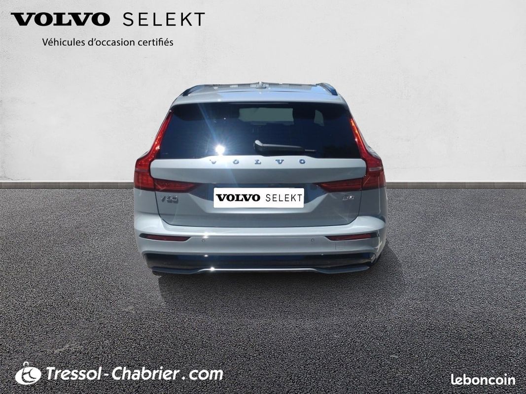 VOLVO V60 Micro hybride essence B4 197 ch DCT7 Ultra Style Dark (image 4)