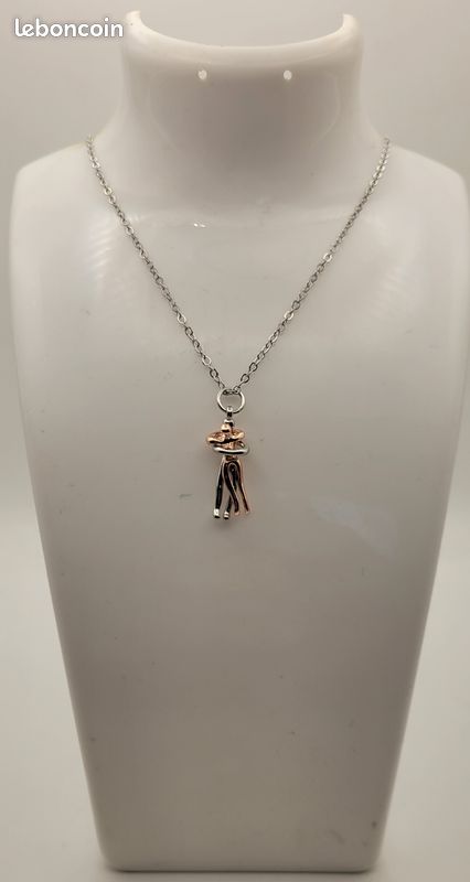 CHAINE/PENDENTIF/ EN ARGENT/ FIGURATION D'UN COUPLE/ ANNEES 2000