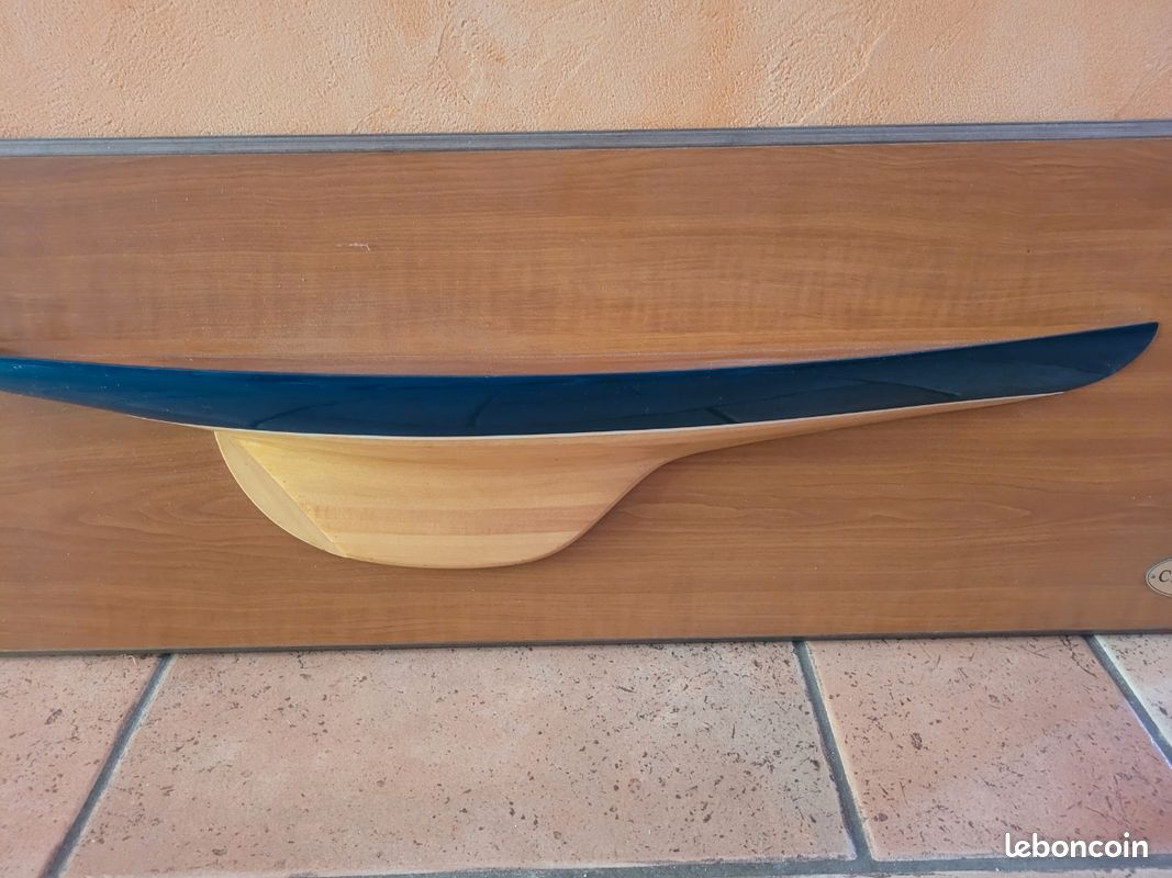 Demie coque de bateau sur support bois (image 2)