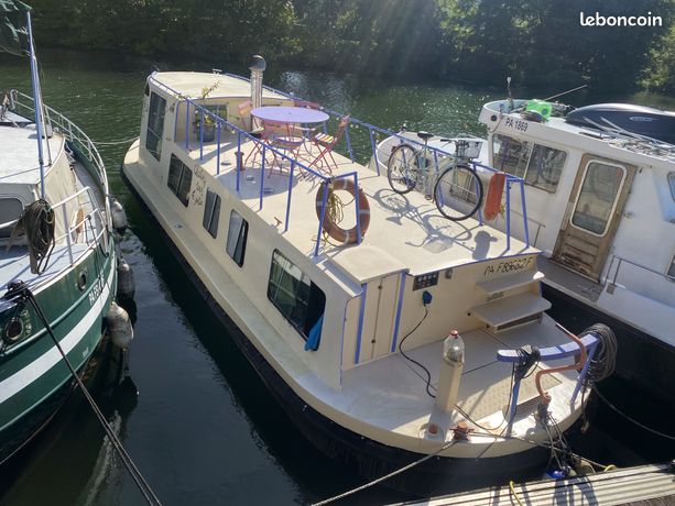 Péniche – bateau de plaisance dans le Port de la Bastille