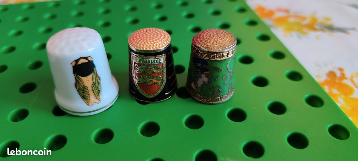 DÉ À COUDRE de collection en porcelaine décoré de la ville de Hayange