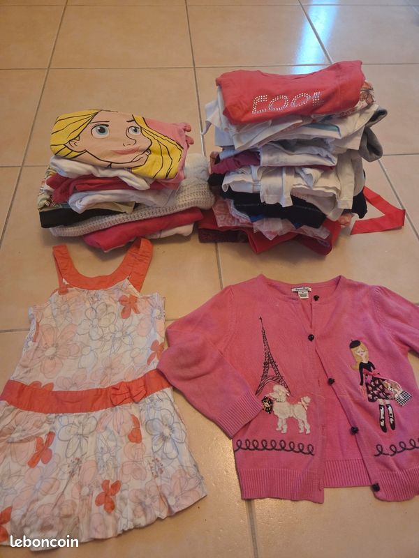 Lots de vêtements fille 4-5 ans
Robes - t-shirt - pull - gilet - veste - leggings (image 1)