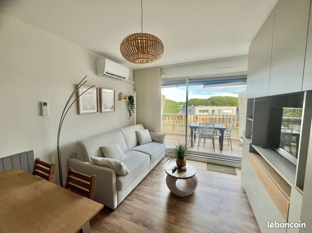 Studio climatisé tout confort avec terrasse, piscine et accès pla