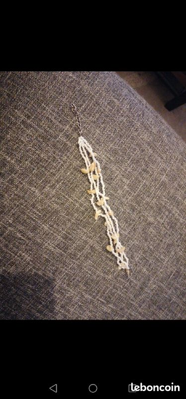 Bracelet blanc en perles et coquillages (image 1)