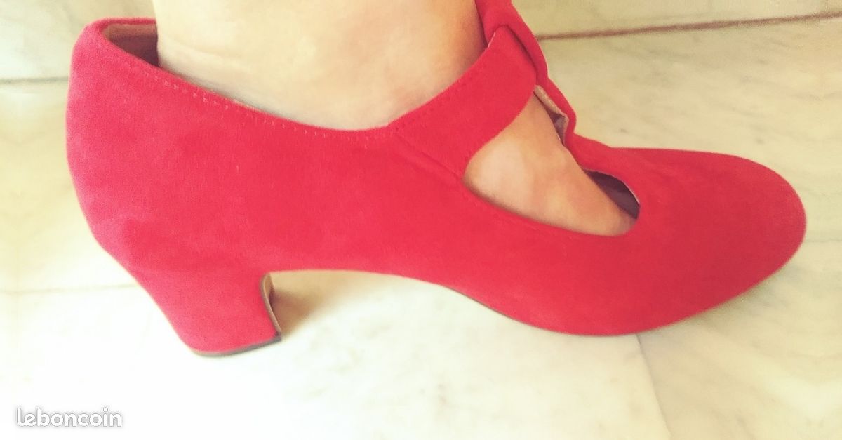 Chaussures escarpins rouge non vif, toucher peau, lanière sur le