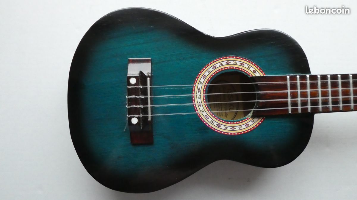 Ukulélé de marque ISSAKU + la méthode par Cyril Lefebvre (image 3)