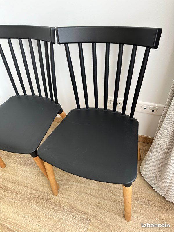2 chaises scandinaves bois et plastique noir (image 2)