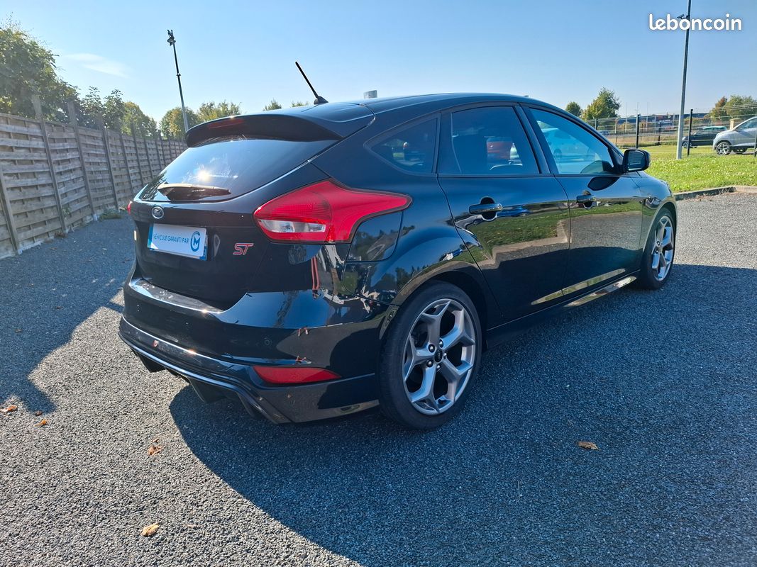 Ford Focus 2.0L EcoBoost 250cv ST 5p BVM6 - Très bon état/Sièges RECARO/Carnet d'entretien OK - (image 2)