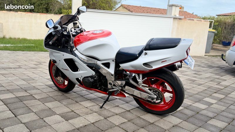 Honda CBR 900RR Fireblade - Motos