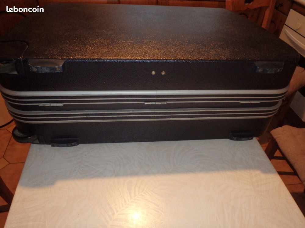Valise rigide DELSEY Airstyle 3 noire sur roulette 70x50x24cm en TBE - Accessoires & Bagagerie