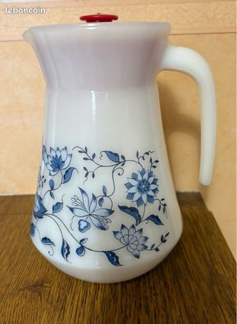 Pichet Vintage Arcopal Années 70 – Motif Floral Aster Bleu, Verre, Hauteur 20 Cm