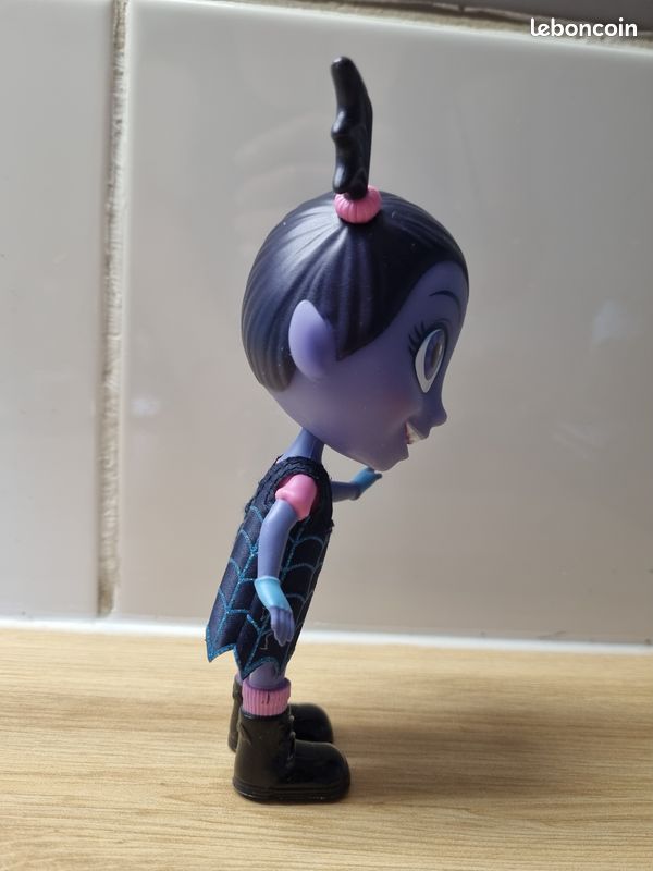 Poupée Disney Junior Vampirinia Bat-Poupée Avec Ailes Sonores Et Lumineuses 24 Cm