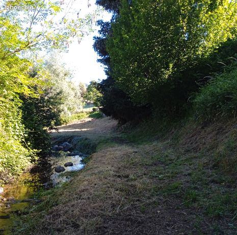 Au cœur du Pays de LAFAYETTE le domaine de l’Hort du Riou (4000m² avec source + ruisseau privé) possède un CU pour bâtir sur 1800m² plein Sud un projet de rêve dans un des plus beaux villages français