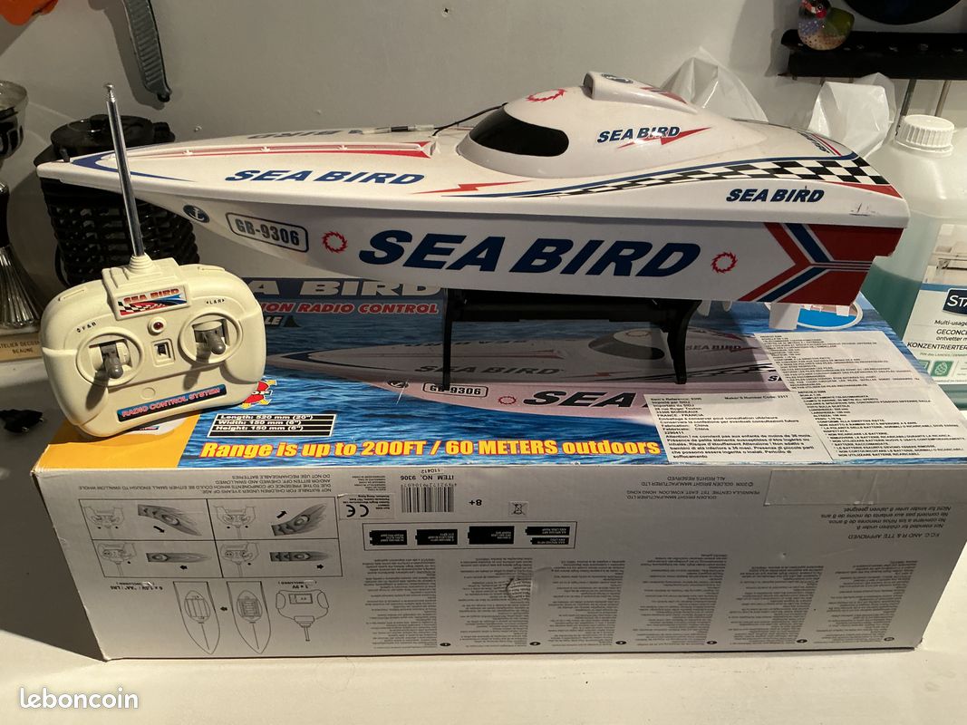 Bateau radio télécommandé (image 1)
