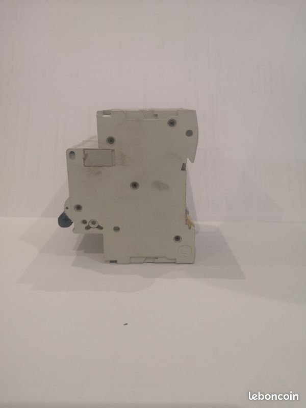 Disjoncteur modulaire Tri - Merlin Gerin - C60N - C63 (image 2)