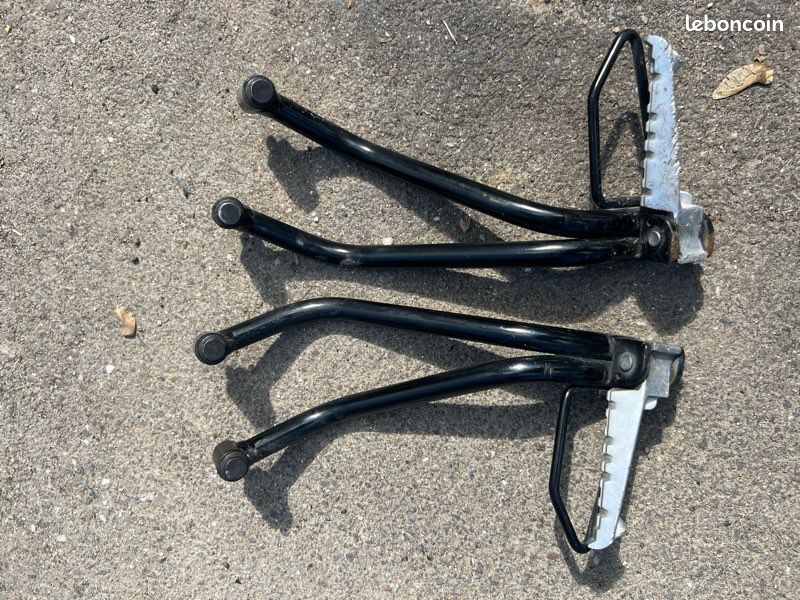 Platine repose-pied arrière gauche YAMAHA YZF 125 - 2008 - Occasion