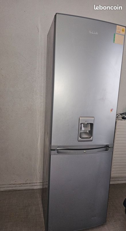 Frigo avec distributeur d'eau à recharger (image 1)