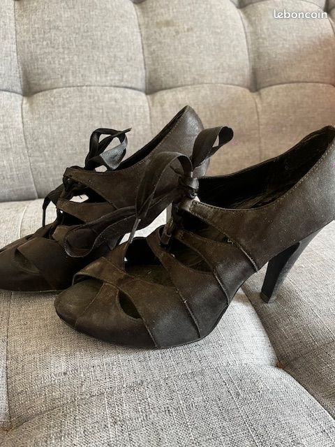 Chaussures à talons noirs satinés (image 4)