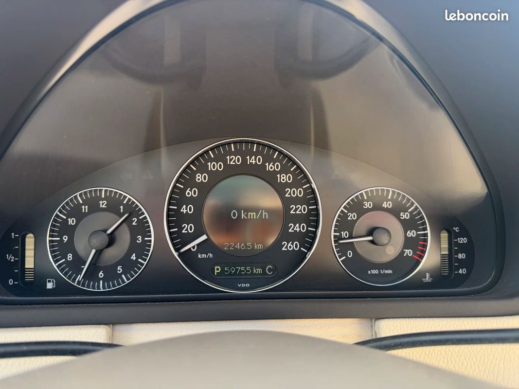 Mercedes-Benz CLASSE CLK CLK 350 (209.456) (209) Cabriolet 350 3.5 i V6 24V 272 cv Boîte auto /TRAITEMENT CERAMIQUE COMPLET/ENTRETIENS COMPELT/CAMERA DE RECUL/SIEGES ELECTRIQUES/ (image 17)