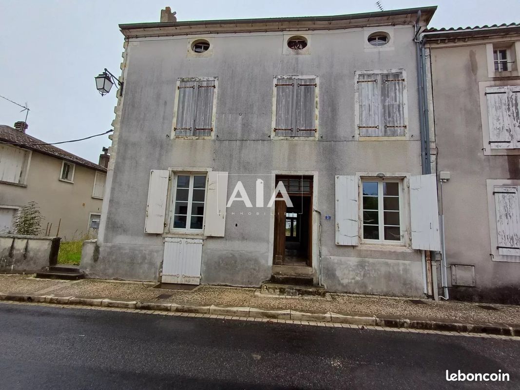 Maison 9 pièces 288 m² · à Ruffec · 288 m² · 70 620 €