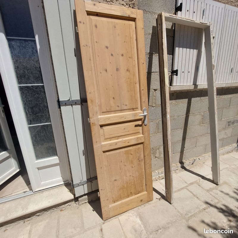 Porte en bois avec cadre (image 1)