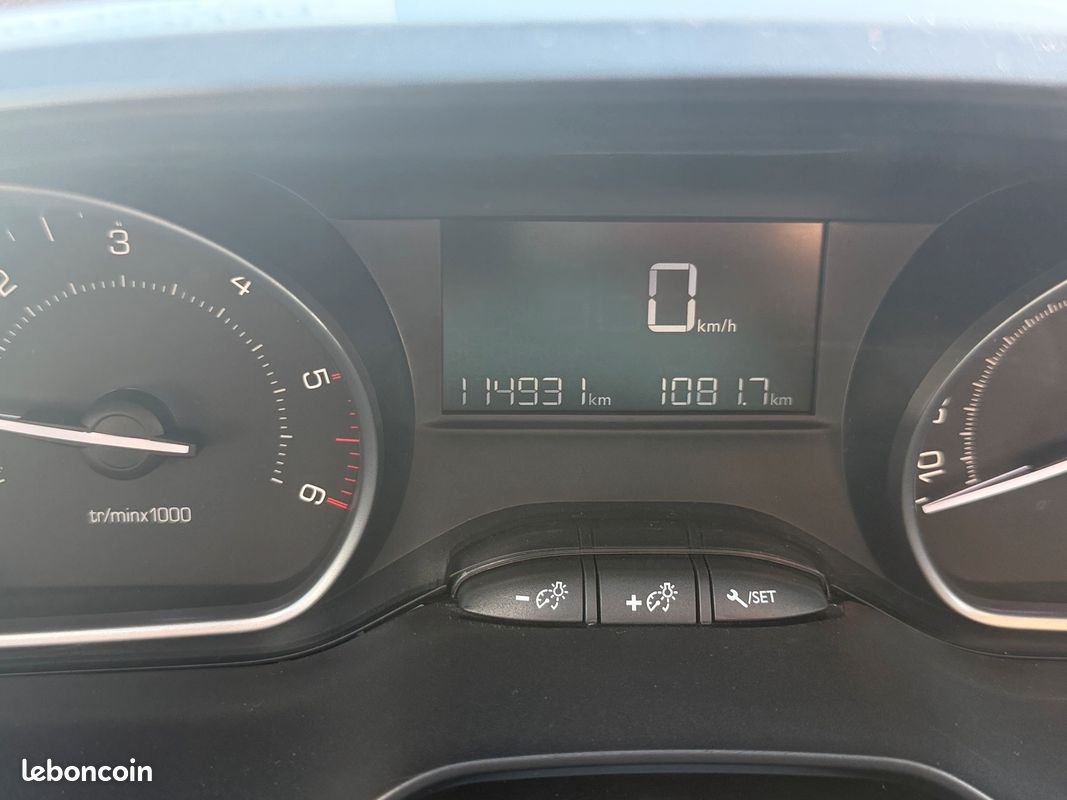 PEUGEOT 208 1.6 HDI 75 Cv Style * 114 000 Kms * 5 Places * Gps (image 9)