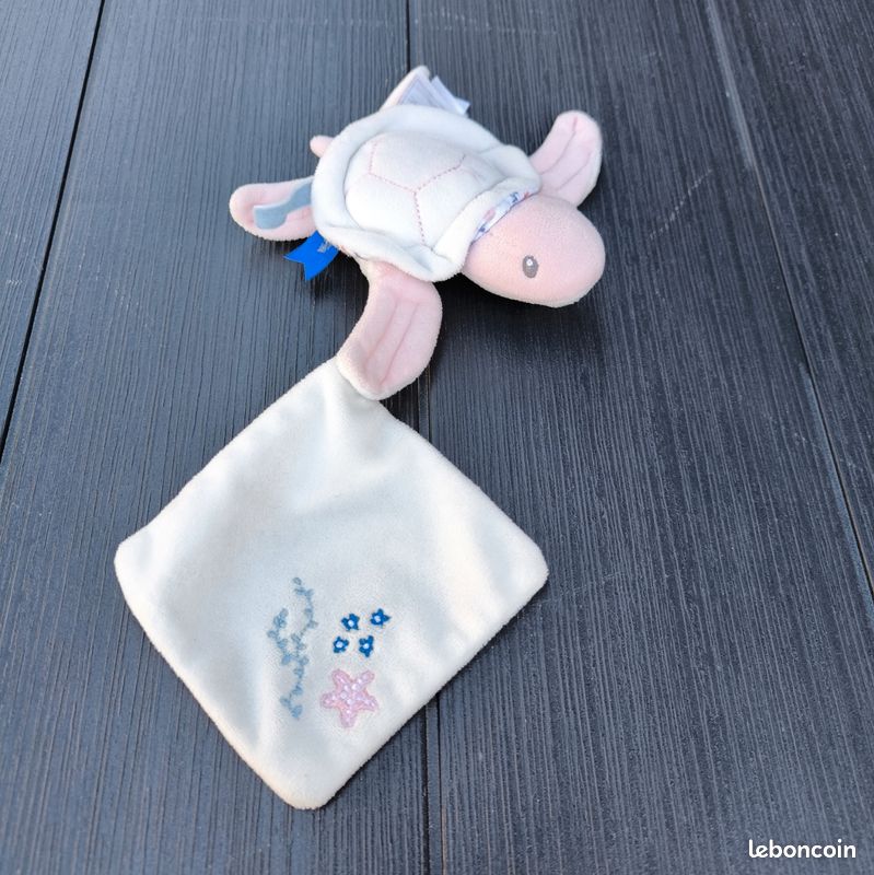 Doudou Tortue Rose blanche Doudou Et Compagnie.
Couverture blanche étoile de mer, algues, fleurs (image 1)