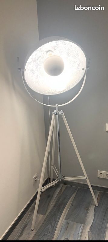 Lampadaire Trépied (image 1)