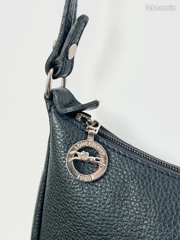 Longchamp 731 - Sac à main pochette baguette porté épaule en cuir grainé noir / bleu nuit (image 4)