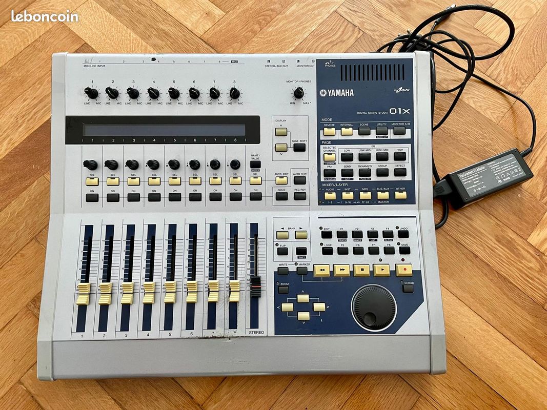 Table de mixage numérique Yamaha 01X – idéale studio & live – + sac de voyage 190 euros (image 1)