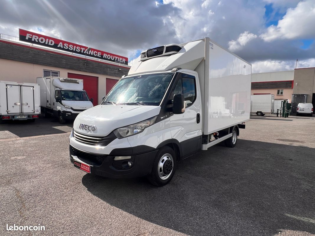 IVECO DAILY 35C14 Châssis Cabine Roues Jumelées 2.3 L 140 Ch EURO 6 BVM6 Frigorifique Bi-Température avec Porte latérale, Clim, Coupe vent et Cloison amovible - / Frigo Route et Secteur 380 Volts (image 1)