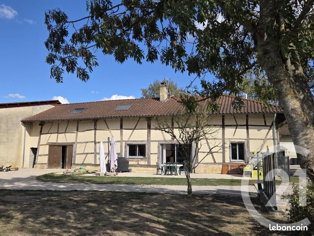 Maison 6 pièces 201 m² · à Jayat · 201 m² · 300 000 €