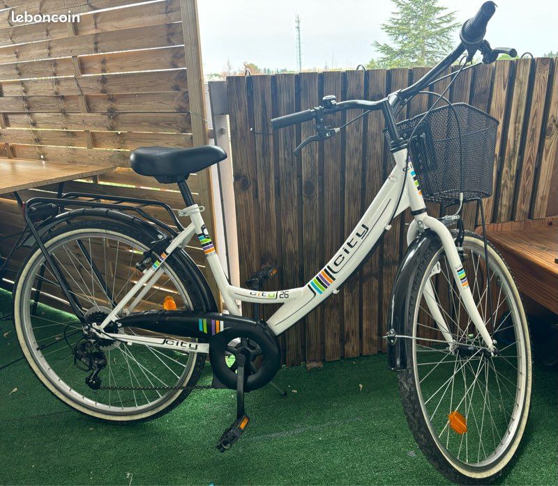 MADICKS Vélo de ville vintage rétro avec panier noir avec boîte de vitesses (panier avant en osier et sacs