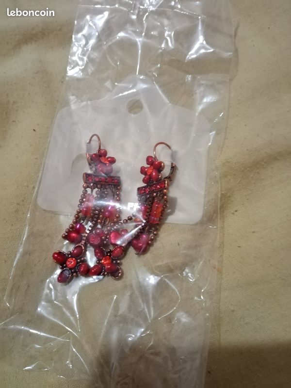 Boucles oreilles rouge (image 1)