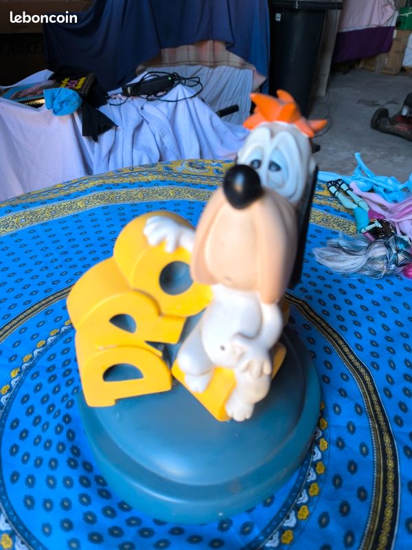 Droopy (Tex Avery) - Schleich 1983 - Figurine PVC Droopy bras dans le dos Droopy (Tex Avery) - Schleich 1983 - Figurine PVC Droopy bras dans le dos