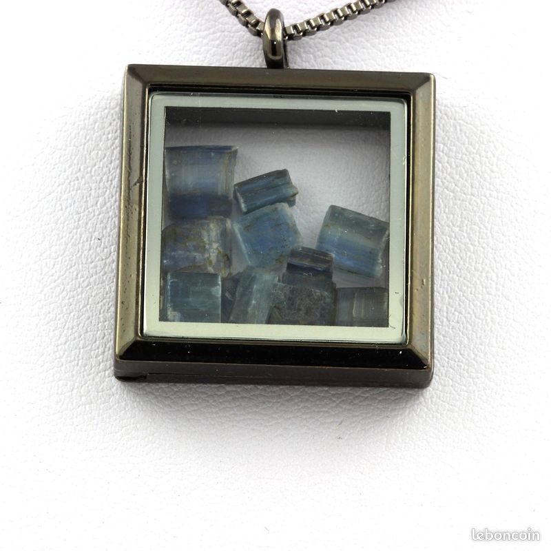 COLLIER KYANITE BRUT. Modèle carré. Couleur Noir (image 1)