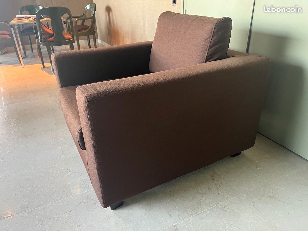 Fauteuil individuel large assise en tissu marron (image 1)