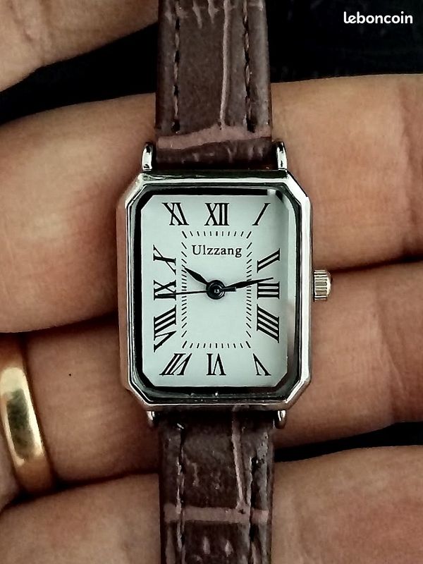 Montre Femme Huihua Tank – Quartz, Boîtier Doré, Bracelet Cuir Bleu – Occasion Bon état