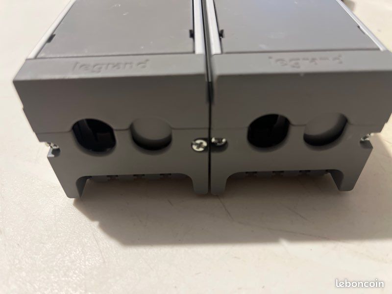 Legrand 053464 Bloc nourrice - 4x2P+T (2 détromp)+2 disjoncteur