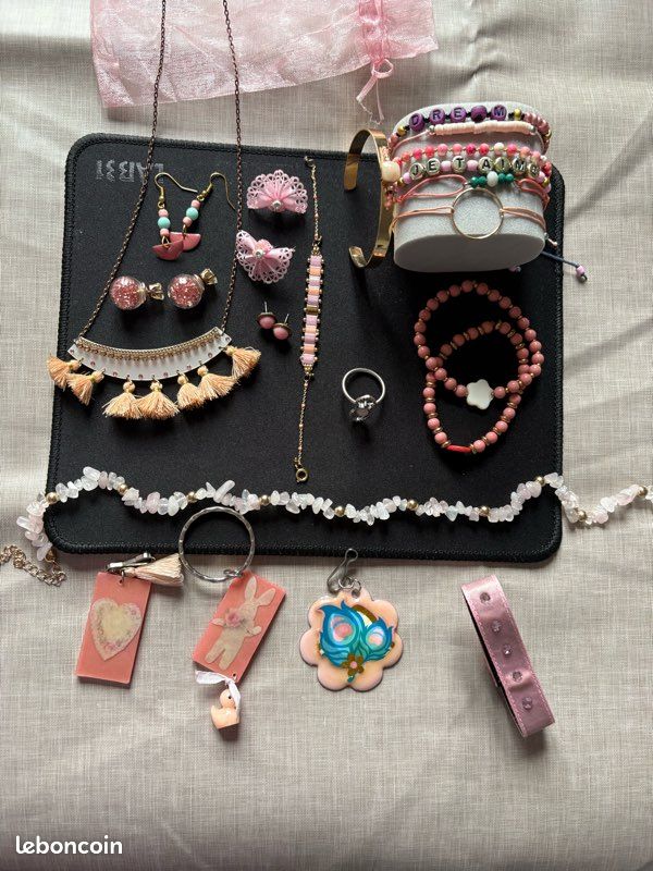 Lot De Bijoux Fantaisie En Métal Argenté Et Strass - 215 Grammes, Occasion Très Bon état