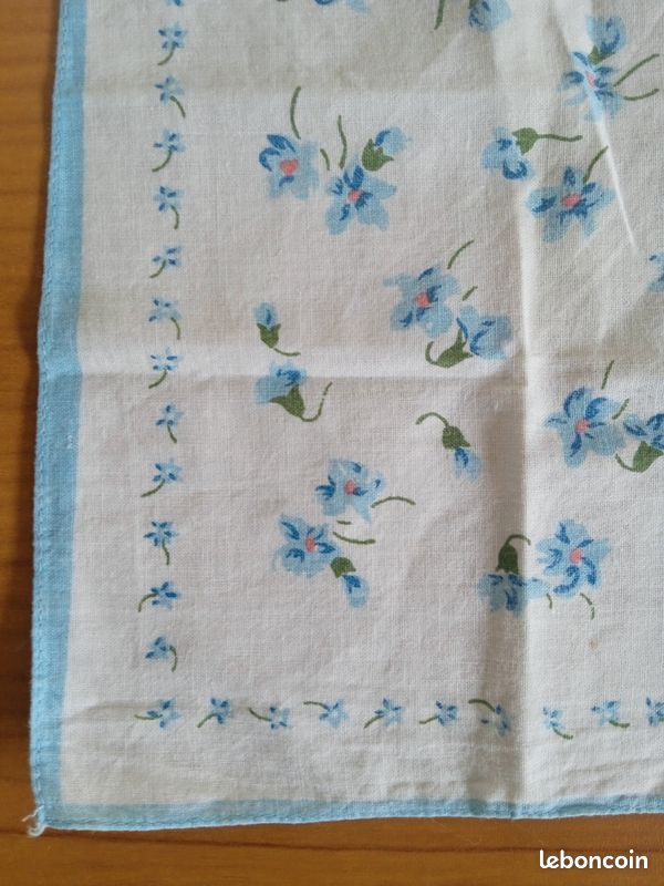 Mouchoir tissu blanc à fleurs bleu (image 2)