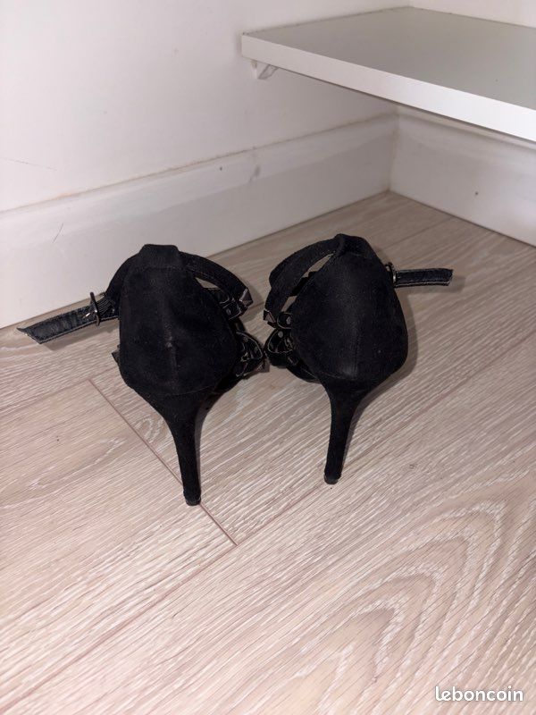 Escarpins noires à brides et clous (image 3)