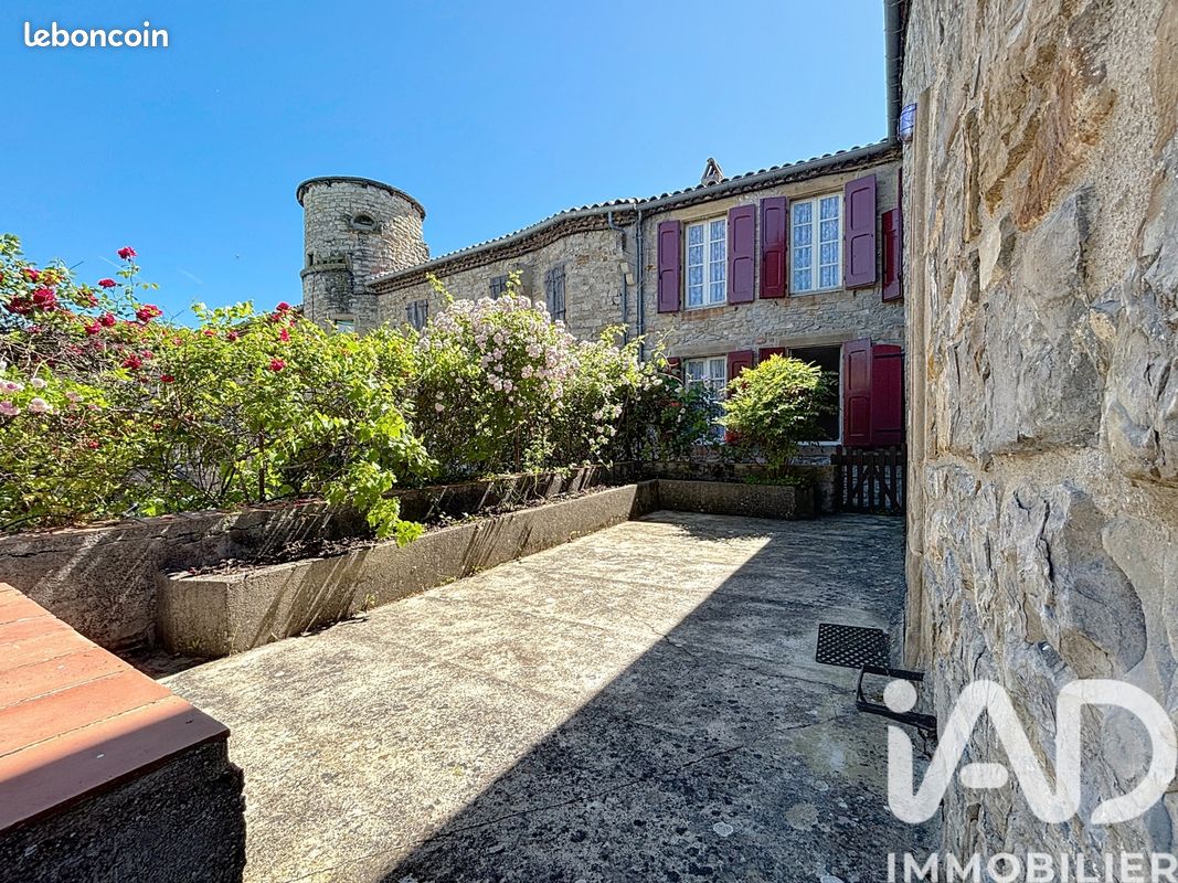 Maison 8 pièces 196 m² · à Saint-Georges-de-Luzençon · 196 m² · 231 000 €