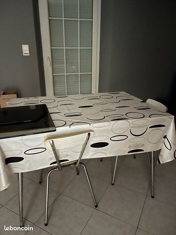 Table et 2 chaises en fer forgé (image 1)
